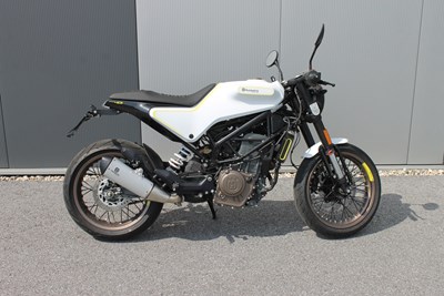 Bild von Kennzeichenhalter 401 Svart/Vitpilen