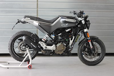 Bild von Kennzeichenhalter 401 Svart/Vitpilen