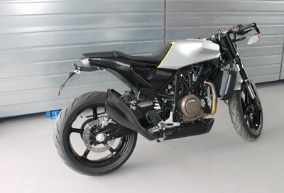 Bild von Kennzeichenhalter 701 Svart/Vitpilen