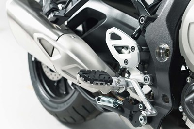 Bild von SW-Motech Fussrastenanlage